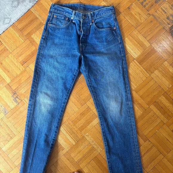 Levi's barely worn size 29 pics slightly saturated looking fro best offer - Picture 4 of 5